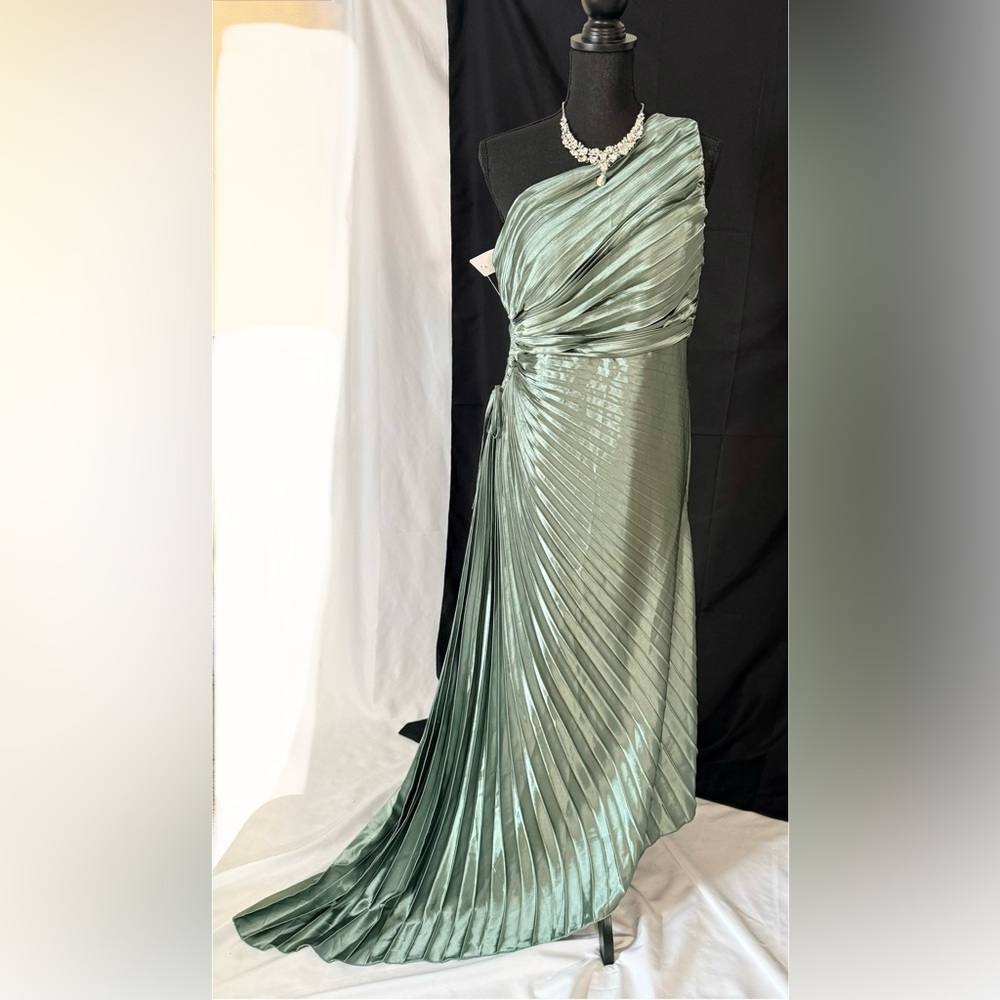 Elegant Pleated Green Evening Gown